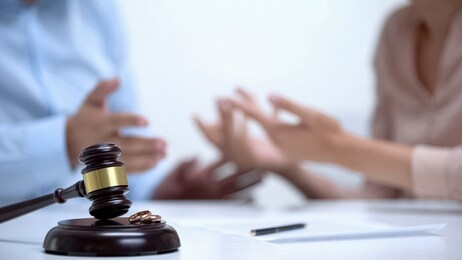婚姻律師咨詢/丈夫出軌離婚財產可以少分嗎？